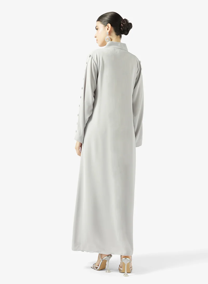 هيا كلوزيت عباءة بياقة مطوية وأكمام مفتوحة مزينة بأزرار